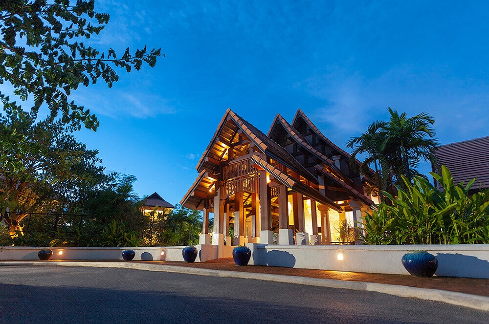 Acceso exterior. The Cabin Chiang Mai es un centro de desintoxicación de lujo para drogadicción y alcoholismo en Tailandia.