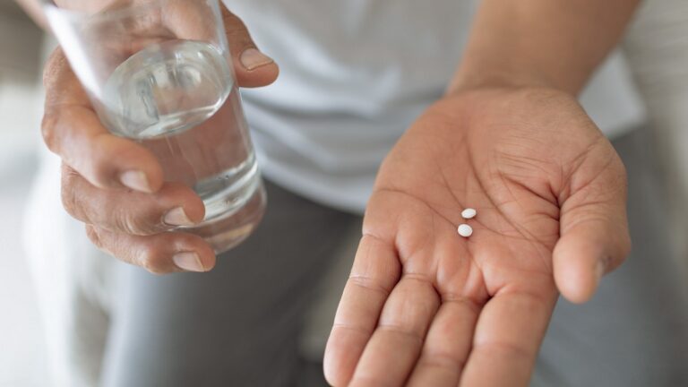 Una persona se dispone a tomar benzodiacepinas para evitar el síndrome de abstinencia.