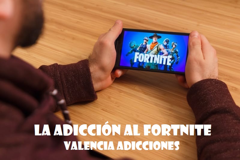 ¿Cómo saber si soy adicto al Fortnite? Un adicto a fortnite en Valencia jugando en su móvil
