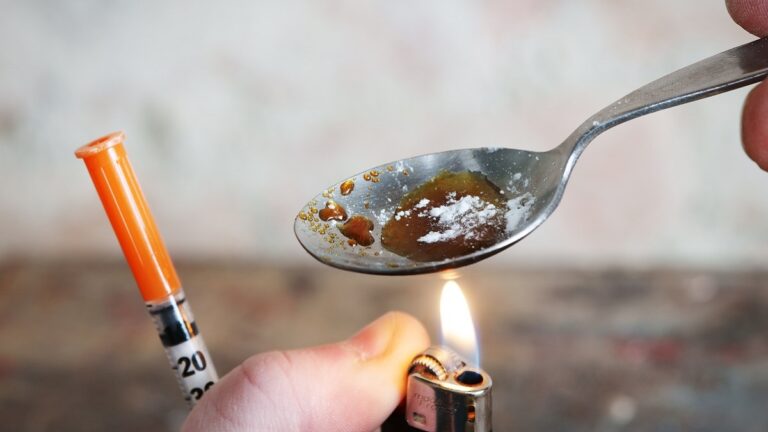 Preparación de una dosis de heroína en una cuchara.
