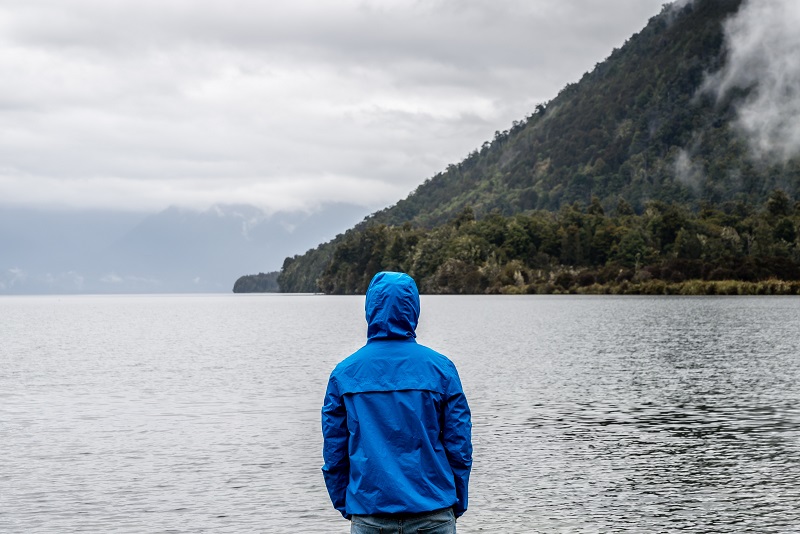 Un adicto pensando frente a un lago