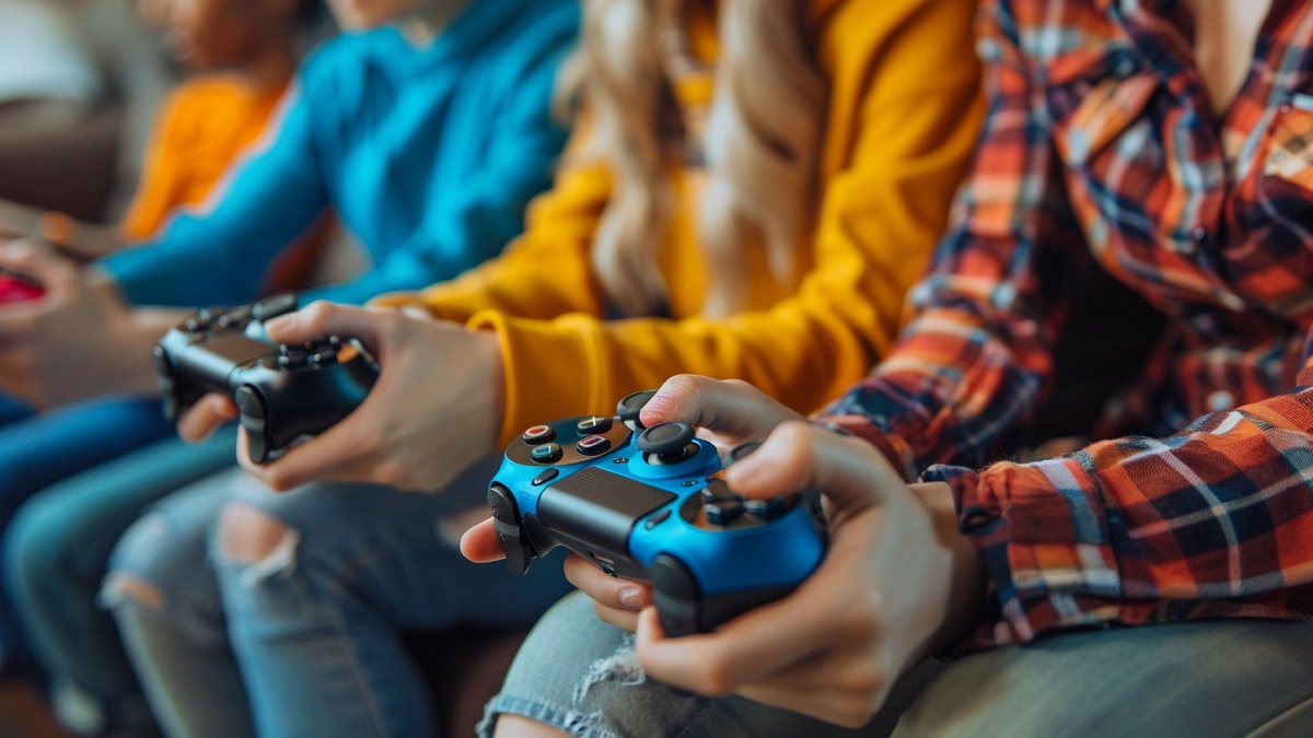 Adolescentes jugando a los videojuegos. El uso excesivo puede provocar adicción.