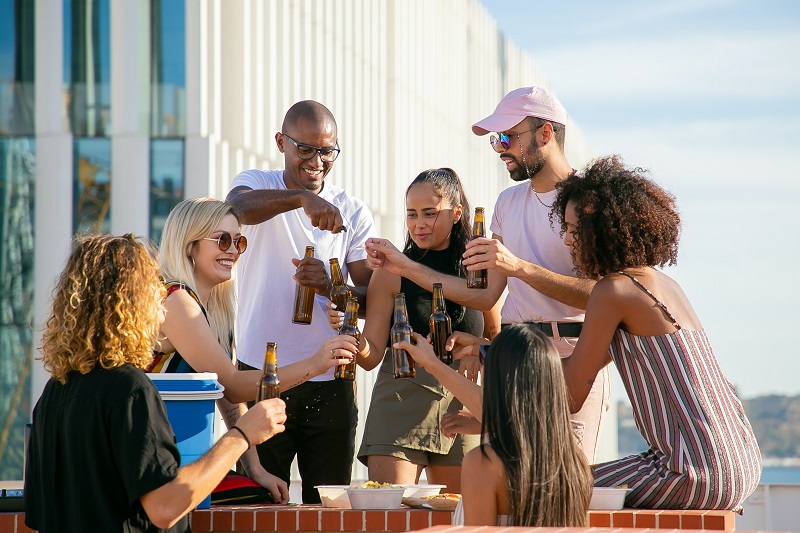 Reducir el consumo de alcohol puede ser un obstáculo a la hora de socializar