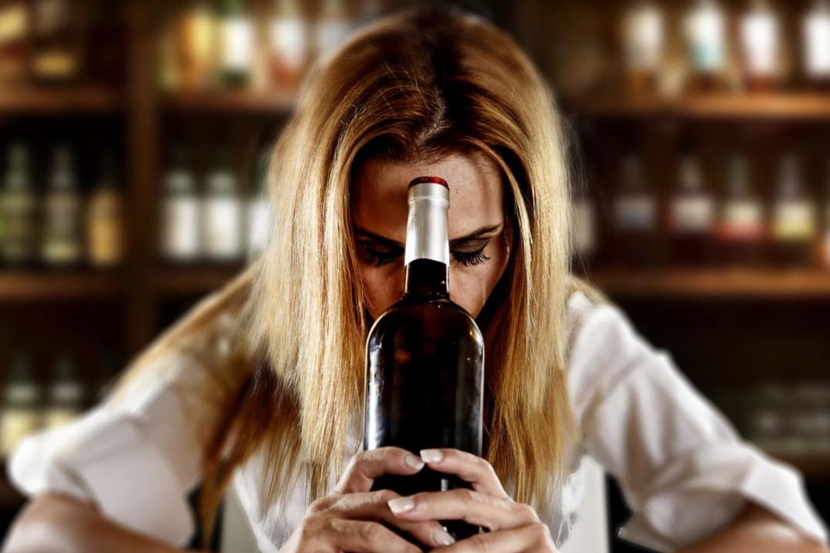 Mujer con alcoholismo queriendo dejar de beber