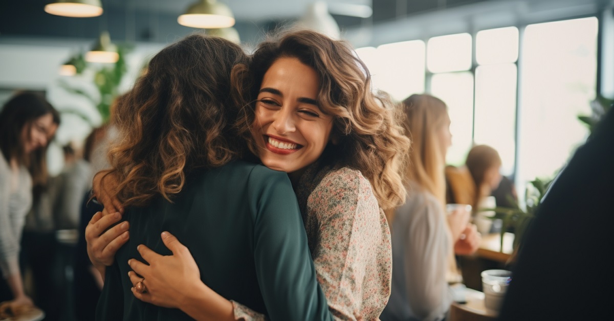 dos amigas felices abrazándose