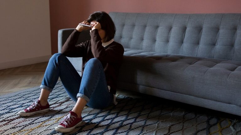 Chica con síndrome de abstinencia a la marihuana.