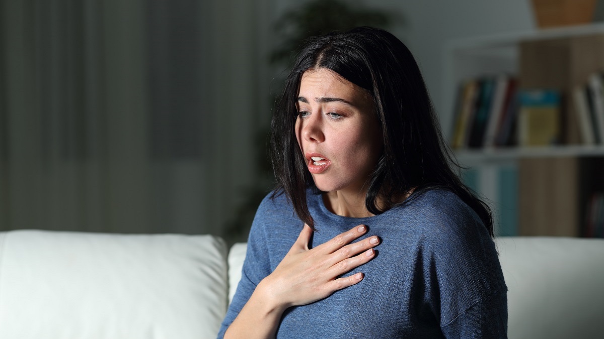 una mujer con ansiedad y dificultad para respirar