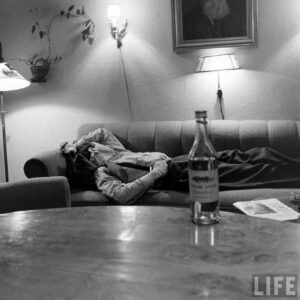 Un hombre bajo los efectos del alcohol en un reportaje de Mark Kauffman sobre el antabus