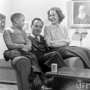 Familia sonriendo con un envase de Antabus en la mesa