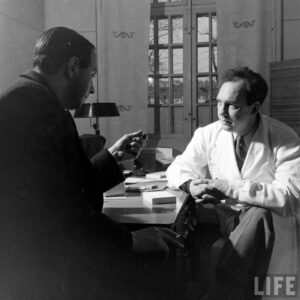 Paciente explicando al médico su problema con el alcohol.
