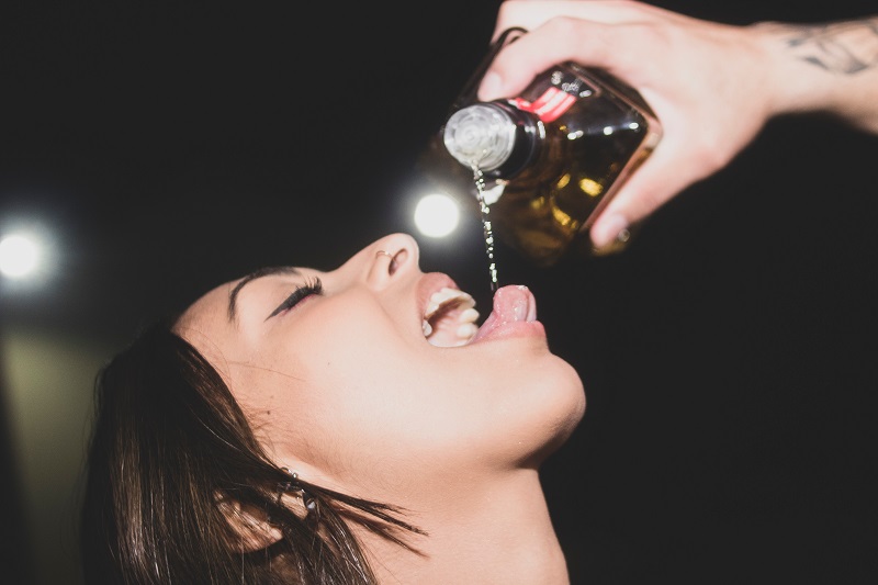 Mujer bebiendo alcohol en exceso (binge drinking)