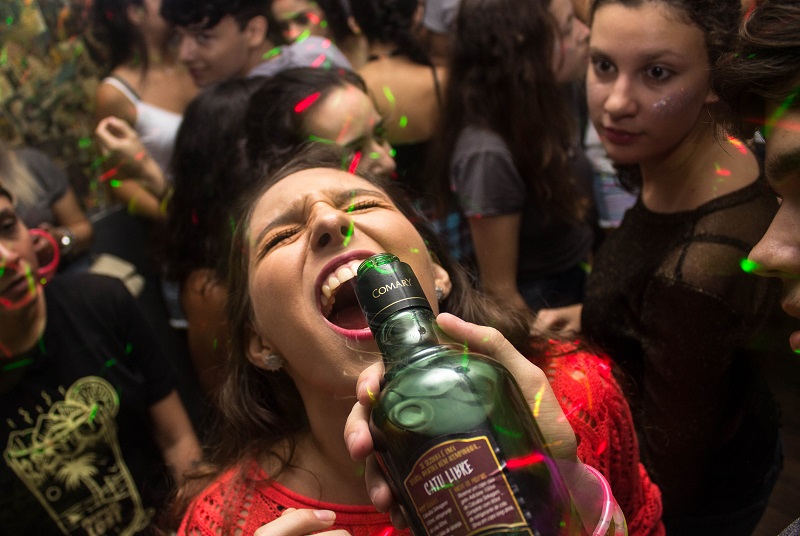 El consumo excesivo de alcohol puede provocar un blackout o pérdida de memoria