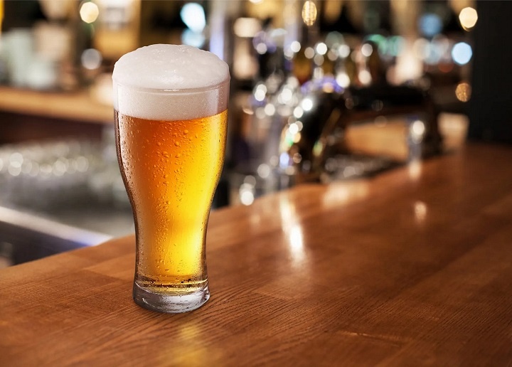 La cerveza es una de las bebidas que más consume un alcohólico.