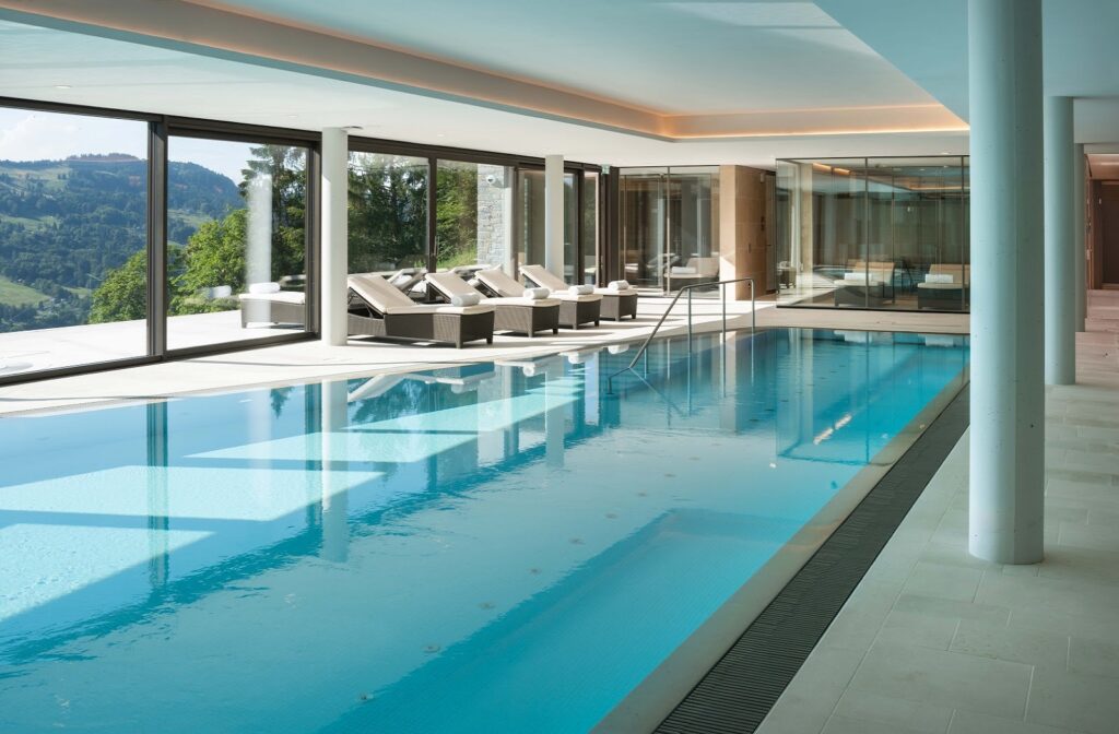 Espectacular piscina en la clínica Les Alpes. Tratamientos alternativos de lujo
