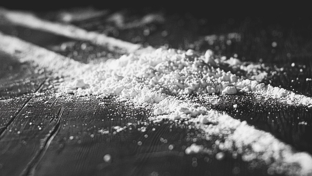 imagen en primer plano de polvo de cocaína sobre una mesa
