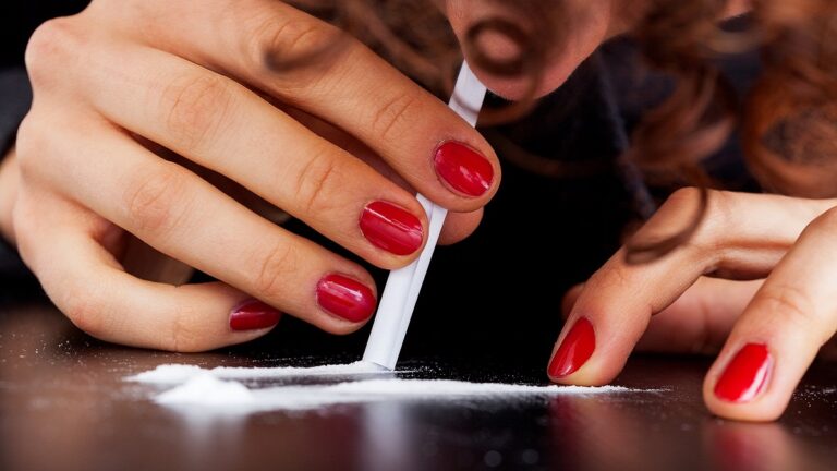 una mujer consumiendo cocaína antes del sexo