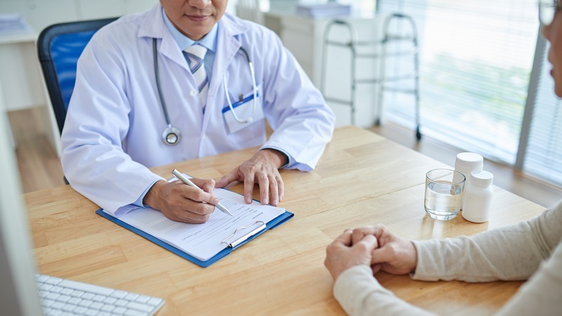 un médico dando consejos para dejar las drogas.
