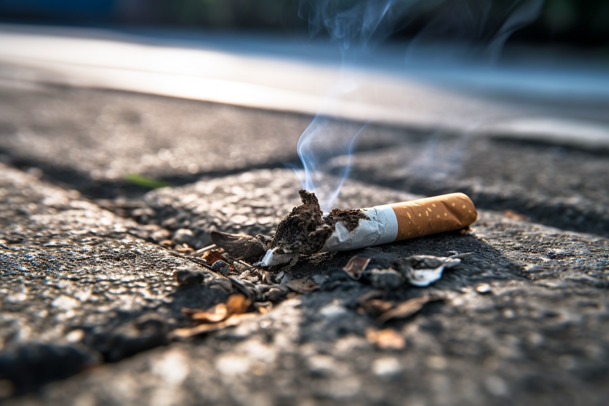 cigarrillo apagado en el suelo al dejar de fumar