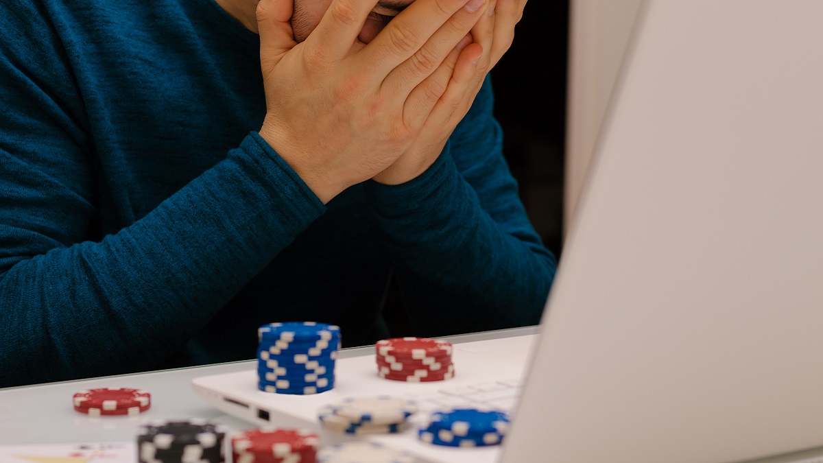 un hombre con ludopatía intentando dejar de jugar