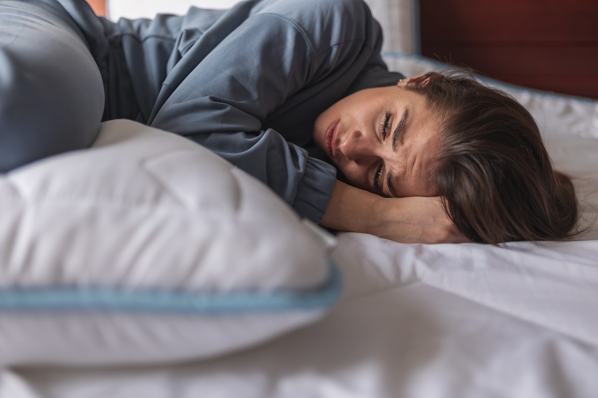 una mujer con depresión acostada en la cama