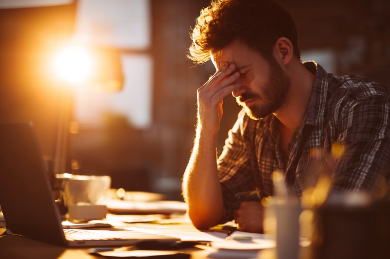 agotamiento por falta de sueño y consumo de drogas