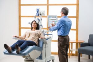 Mujer en tratamiento EMT (estimulación magnética transcraneal).Una de las nuevas terapias avanzadas