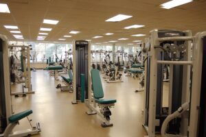 Amplio gimnasio en centro de desintoxicación privado