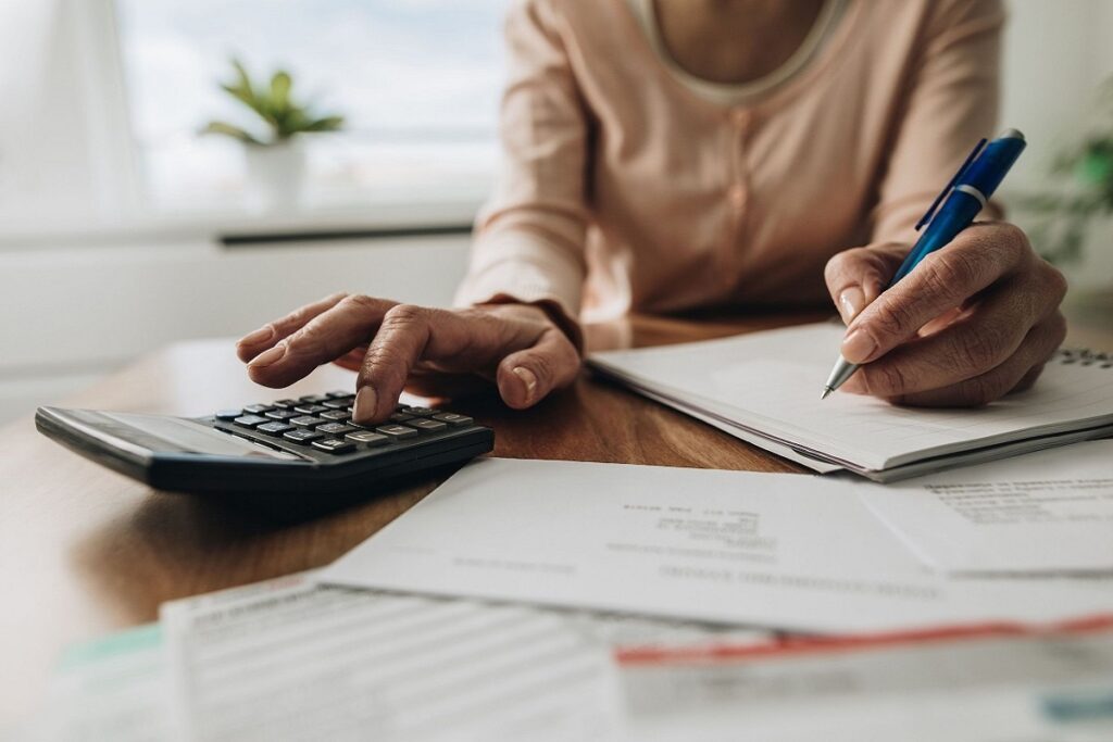 Una mujer comparando los precios a la hora de elegir entre distintos centros de desintoxicación