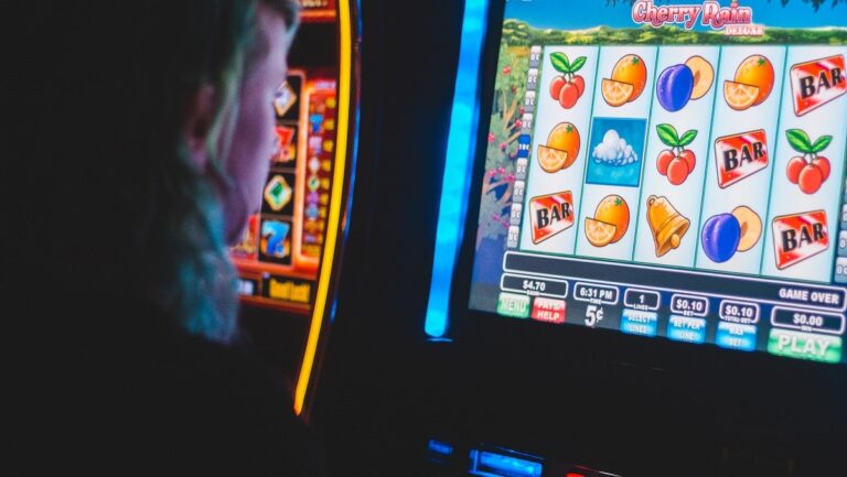 Mujer ludópata jugando a máquinas tragaperras