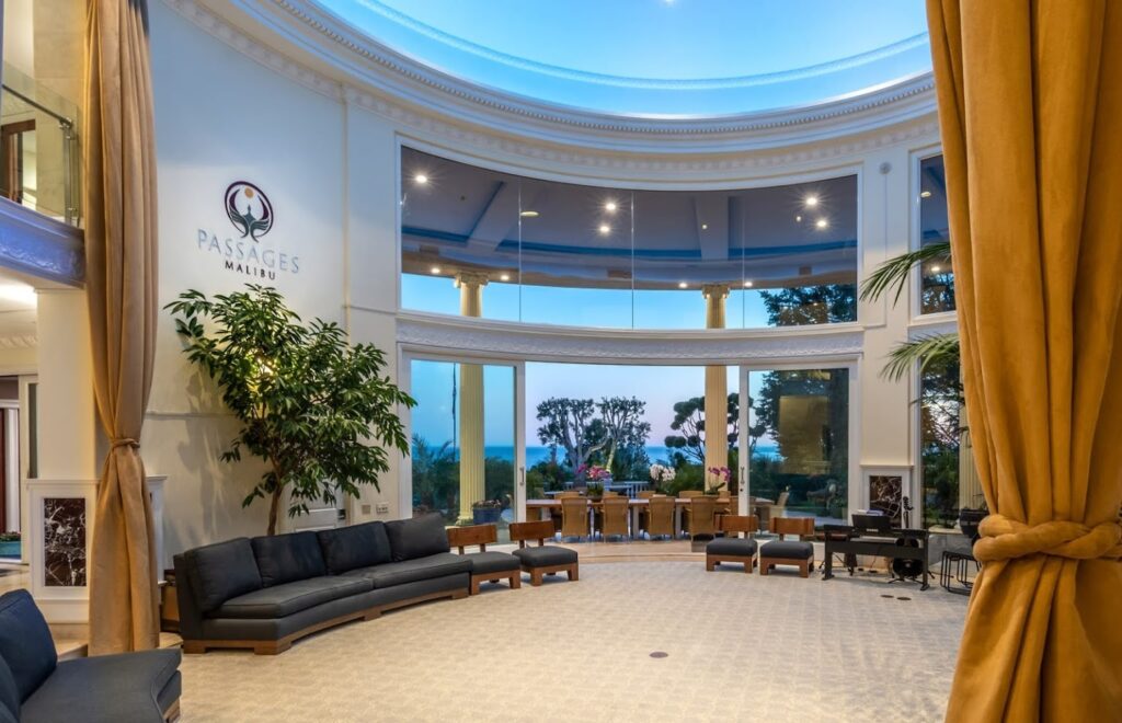 Interior en Passages Malibu, uno de los Centros de desintoxicación de lujo más reconocidos del mundo. Tiene sedes en Ventura y Malibu. Centros de desintoxicación para ejecutivos.