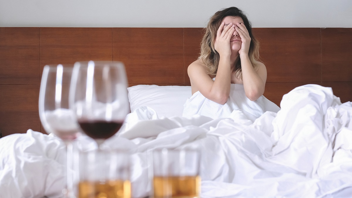 una mujer bajo los efectos del alcoholismo