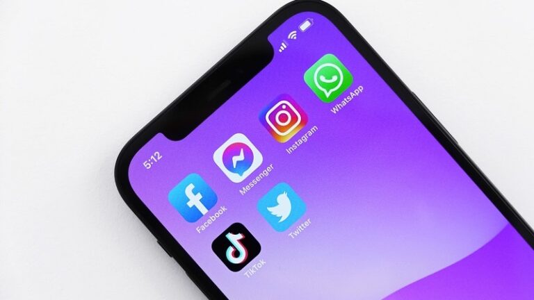 Iconos de redes sociales en la pantalla de un teléfono móvil