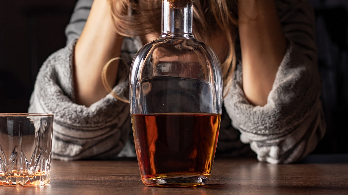 Mujer que necesita reducir el consumo de alcohol.