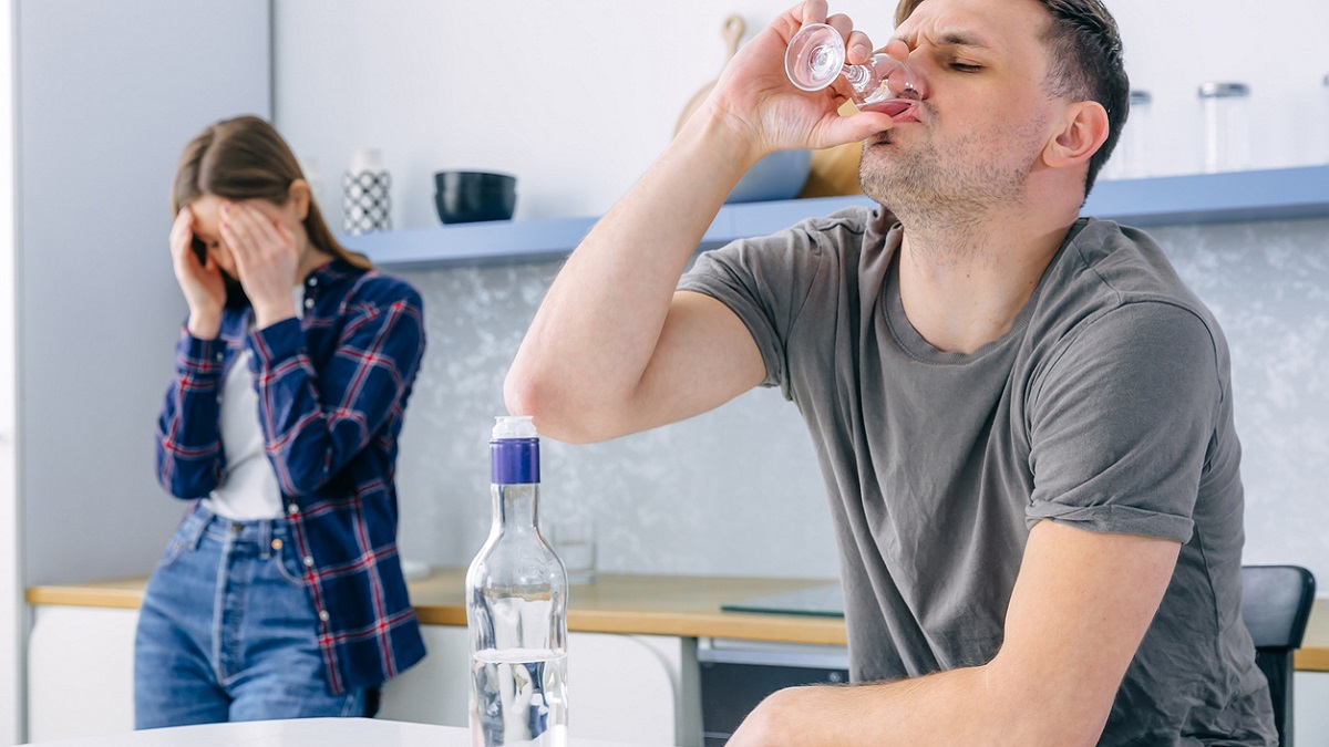 Un alcohólico con síndrome de abstinencia al alcohol bebiendo una copa.