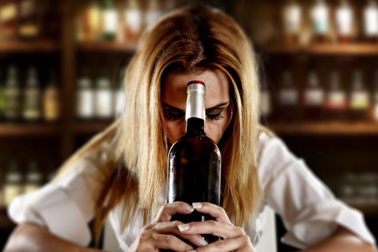 Mujer con alcoholismo