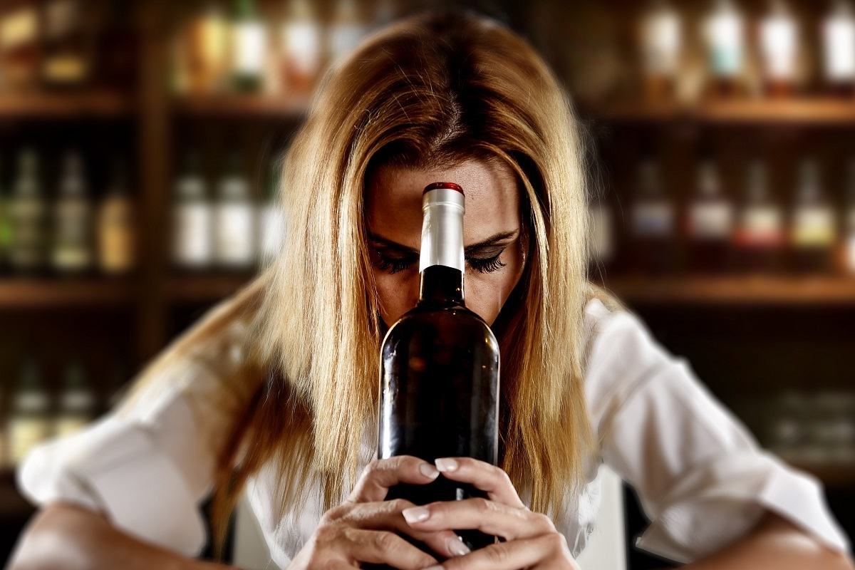 Mujer con alcoholismo