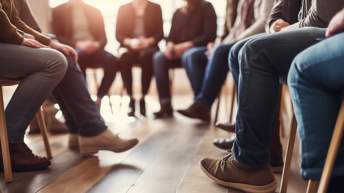 Personas haciendo terapia de grupo en un centro de rehabilitación