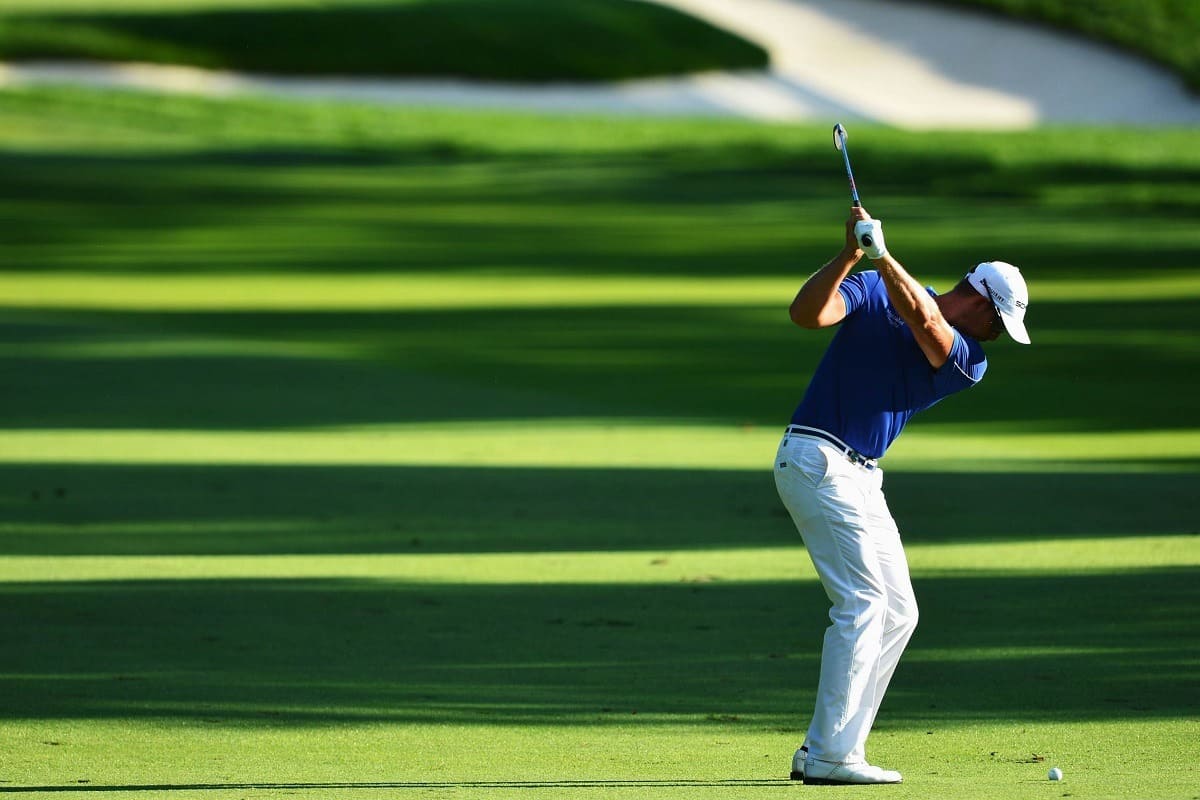 hombre jugando al golf como parte del tratamiento de adicciones