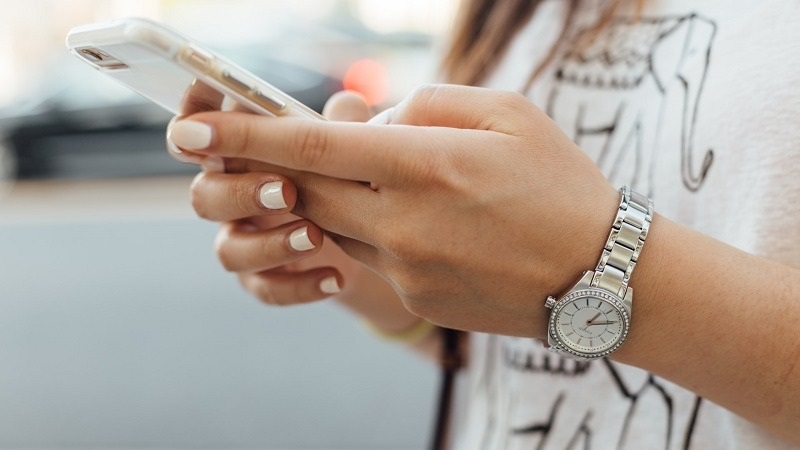 Chica usando el móvil. Existe un test para saber si tienes adicción al teléfono móvil.