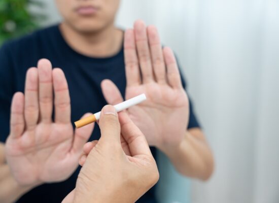persona rechazando fumar como parte del tratamiento para la adicción al tabaco