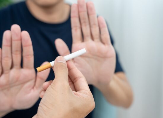 persona rechazando fumar como parte del tratamiento para la adicción al tabaco