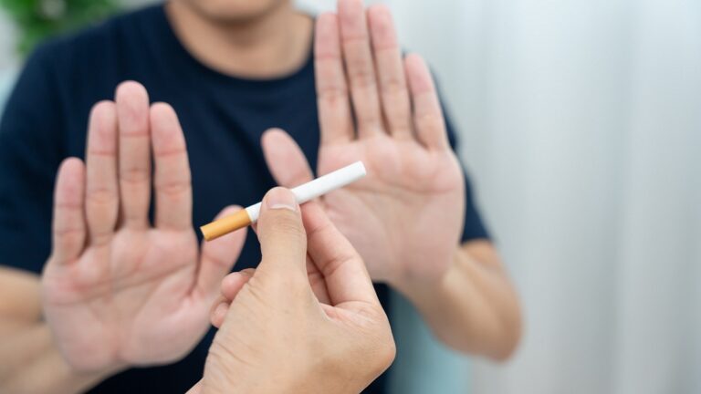 un hombre en tratamiento de adicción al tabaco rechaza fumar un cigarrillo