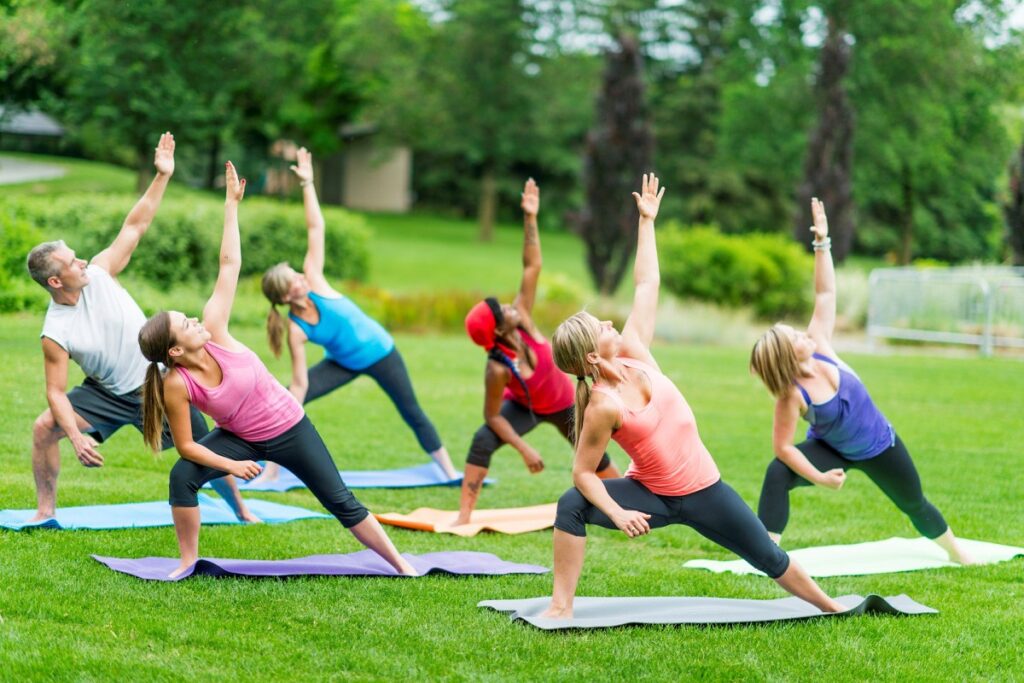 grupo de personas practicando terapias alternativas. Yoga